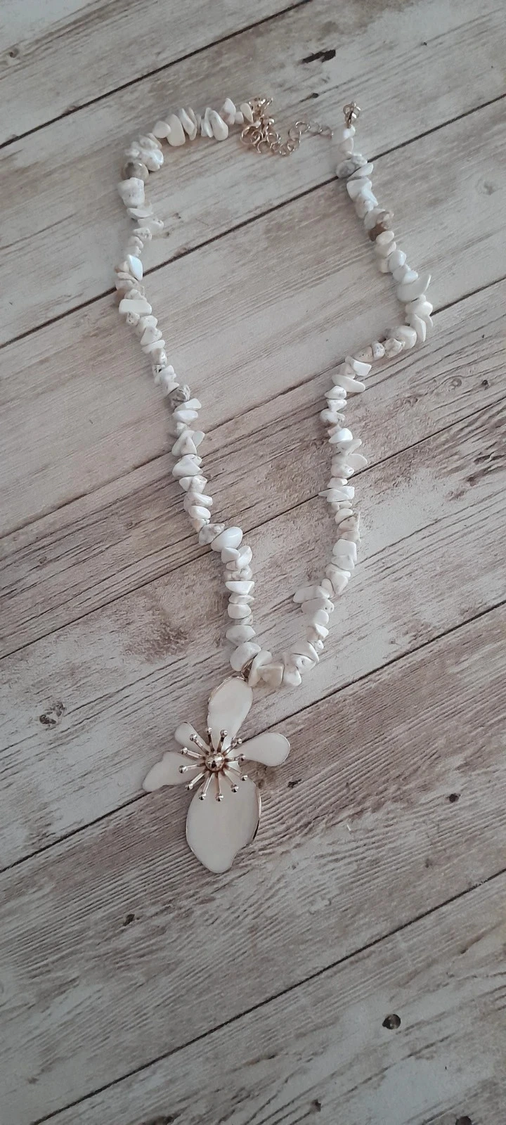 Collar estilo Bóheme, pequeñas piedras y flor blanca – photo 2